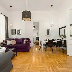 Black & White At Nyugati Station - 3 Separate Br Appartement